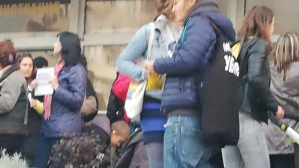 Старозагорските майки протестираха пред областната управа