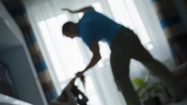 14 години затвор за руснак, отсякъл китките на жена си 