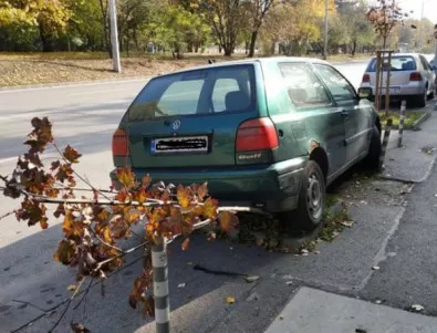 Предполагаема полицейска реакция за нагло паркиране - счупи му стъклото (СНИМКА)