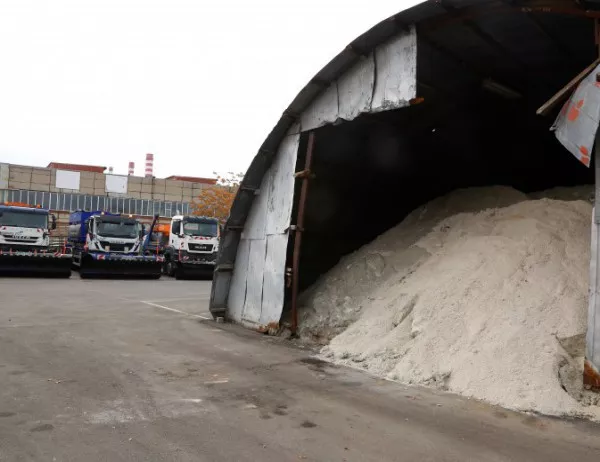 Във Врачанско обработват пътищата със 100 тона сол 