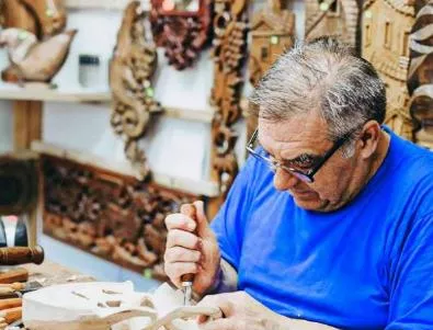 Самоук майстор дърворезбар показва уникални творби на 