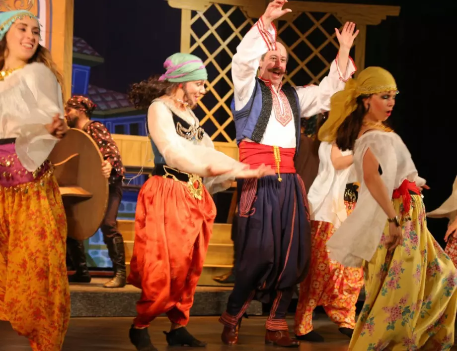 "Българи от старо време" посрещат зрителите на Музикалния театър в навечерието на 3 март