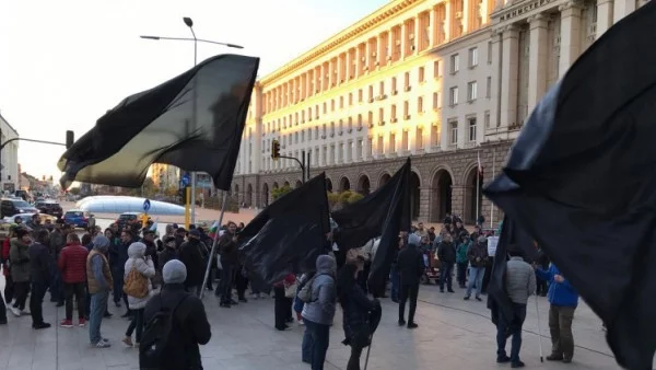 Майките продължават с протеста - извинението не се приема, искат oставка