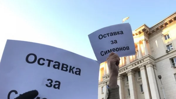 Протестиращите майки: Борисов, без достойнство не се живее