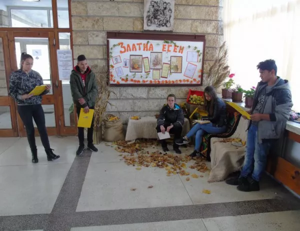 Кметът на Банско Георги Икономов чете заедно с ученици