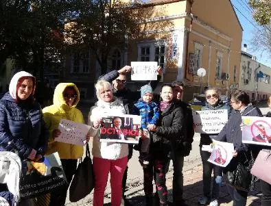 Студеното време не спира протестиращите майки в Добрич, готвят протест и в събота