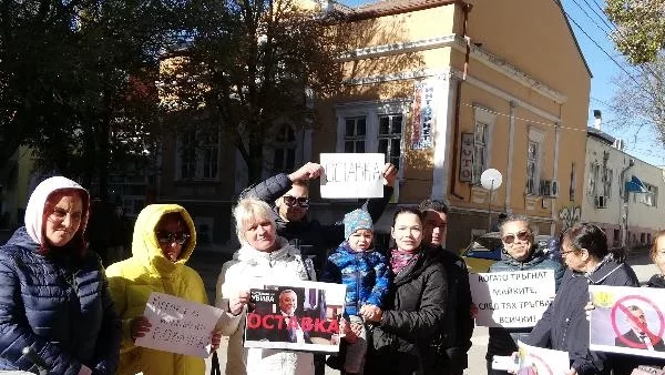 Студеното време не спира протестиращите майки в Добрич, готвят протест и в събота