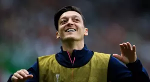 Месут Йозил ядоса сериозно Китай заради фалшиви новини