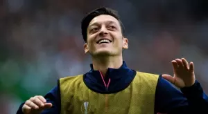 Месут Йозил се подигра с Холанд, Осимен и Челси, за да назове най-добрия защитник в света