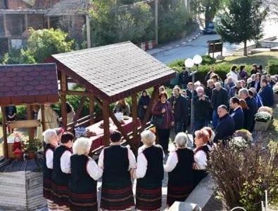 На Димитровден в село Челопек откриха кът, построен от местните хора