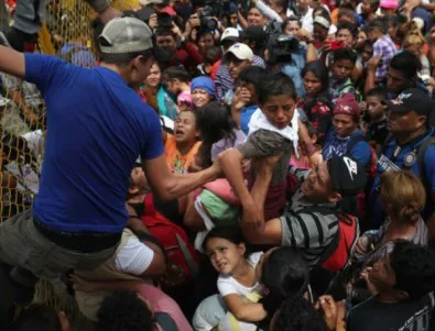 Мигранти на бунт в лагер при границата на САЩ с Мексико