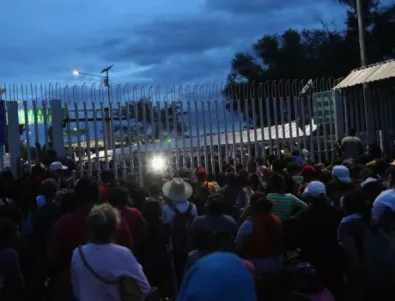 Все повече мигранти от Хондурас се позиционират при границата на Мексико със САЩ