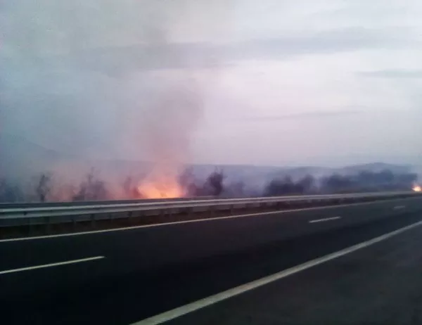 Огромен пожар избухна край Дупница (СНИМКА)