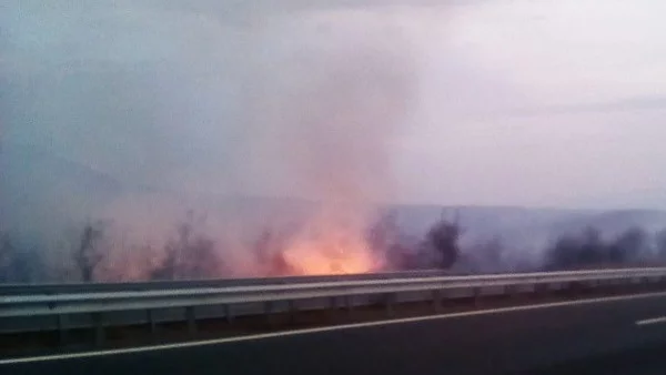 Пожарът край автомагистрала "Тракия" е овладян, но пътят остава задимен