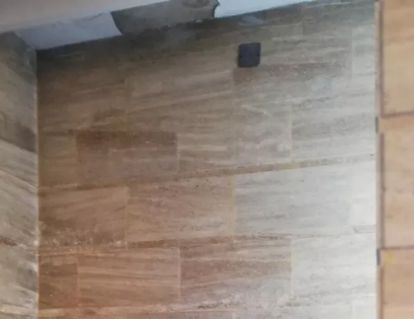 Срути се мазилка от тавана на заседателната зала на Общинския съвет в Добрич