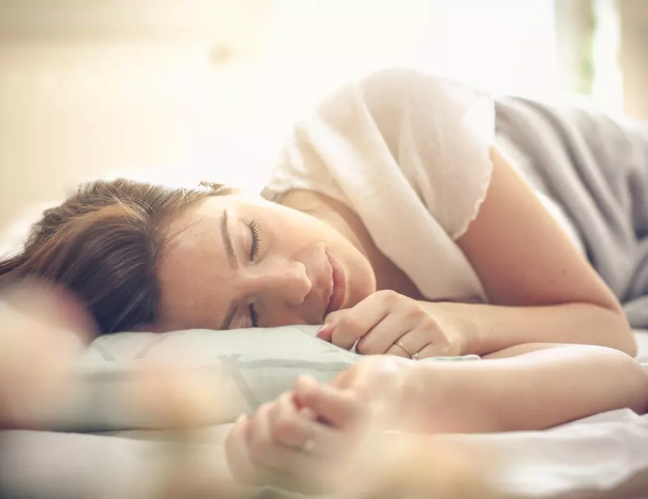 Спане с възглавница между краката - полезно ли е?