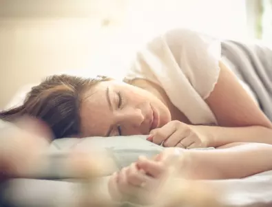 Учени установиха дали е вредно да се спи на запалена лампа