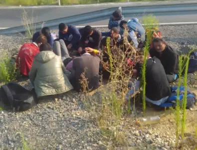 Хванаха 12 мигранти в камион на ГКПП 