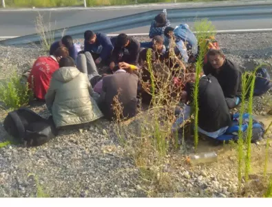 Задържаха 16 мигранти в джип на АМ 