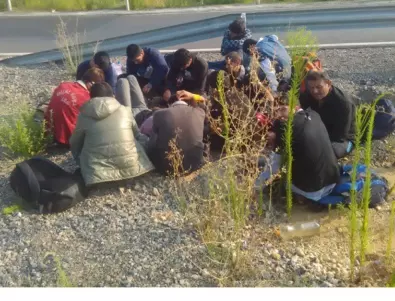 Хванаха 10 нелегални мигранти на входа на София