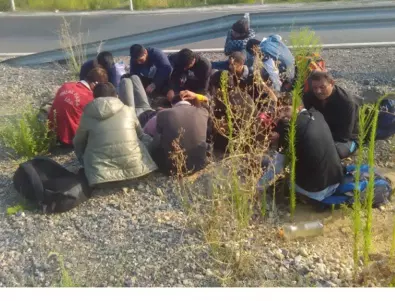 Задържаха 46 мигранти край Гурково
