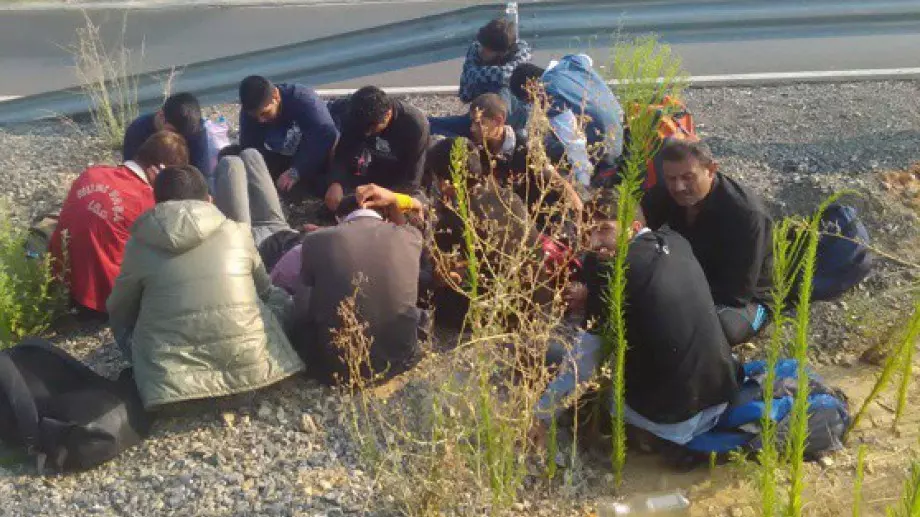 Задържаха 20 мигранти в пернишкия квартал "Изток"