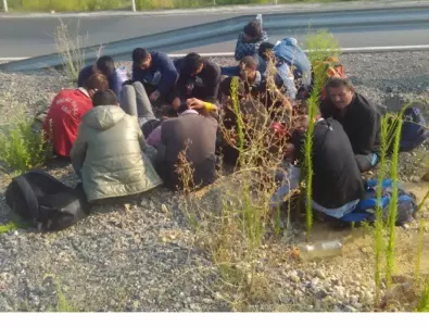 Задържаха 18 мигранти в две коли край Монтана