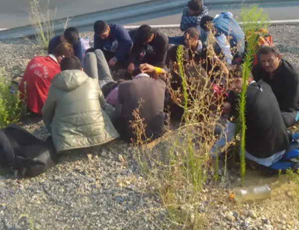 Засилена охрана по южните ни граници, сблъсъци между мигранти и полиция край Солун