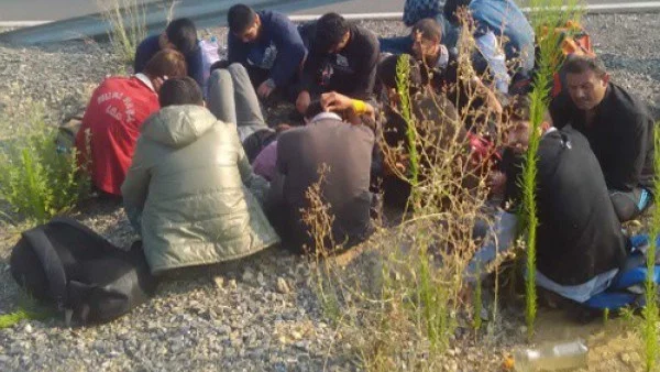Задържаха 139 нелегални имигранти в Измир