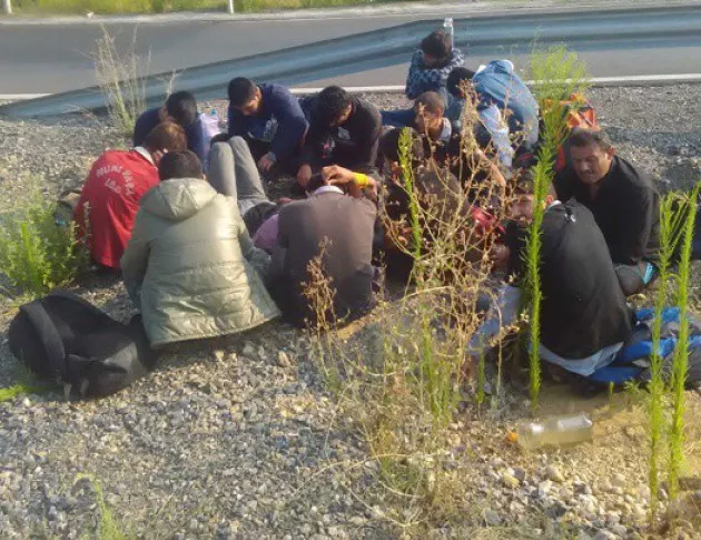 Заловиха 26 мигранти край Лозенград, смятали да преминат в България