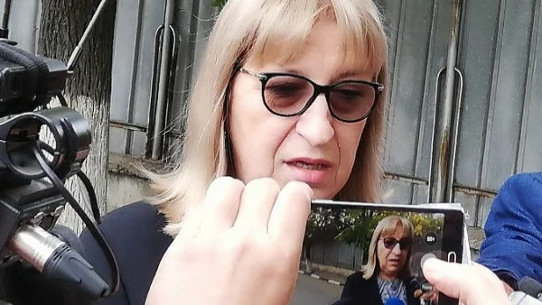 Цачева констатира: Има проблем в работата на Агенцията за българите в чужбина