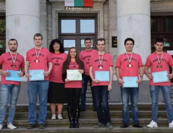 Студенти-математици от Русе блеснаха на олимпиада по компютърна математика