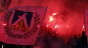  4 години затвор за фена, ранил с бомбичка двама полицаи