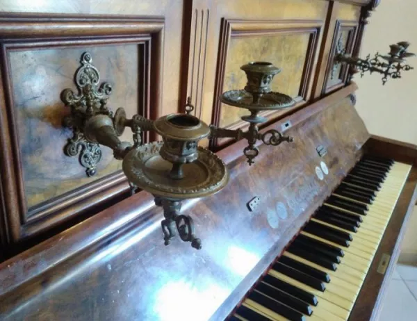 Бургазлии дариха на операта старинно пиано