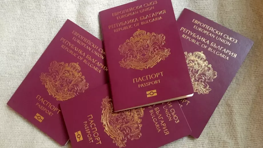 Откраднаха контейнери с паспорти в Гърция