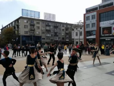Танци от Ереван радват бургазлии