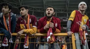 Дербито на Турция заприлича повече на боксов мач - масово меле и три червени картона (ВИДЕО)