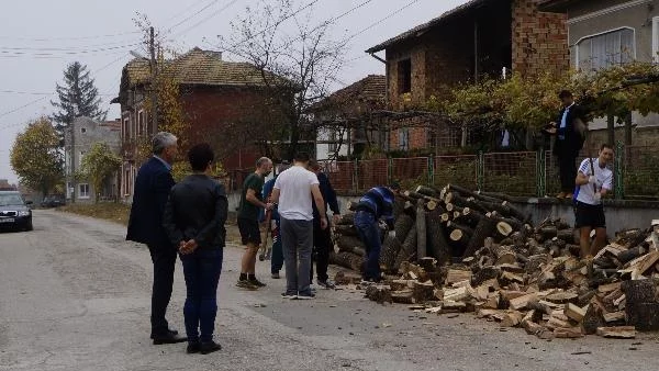 Доброволци помагат на възрастни хора в Мездренско