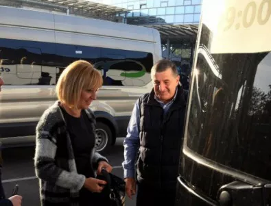 Мая Манолова пристигна с автобус в Стара Загора, който закъсня