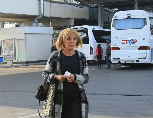 Манолова пое с автобус към Стара Загора, отваря и приемна във влака София-Варна