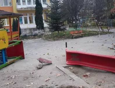 Вандали потрошиха пързалка в детска градина в Добрич