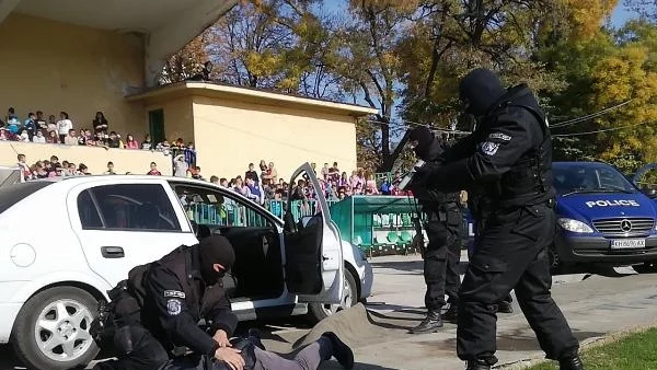 Задържане на престъпник с куче демонстрира МВР - Кюстендил (ВИДЕО+ СНИМКИ)