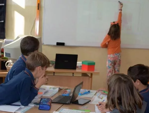 Ученици изследват Kосмоса с очила за виртуална реалност в Пловдив