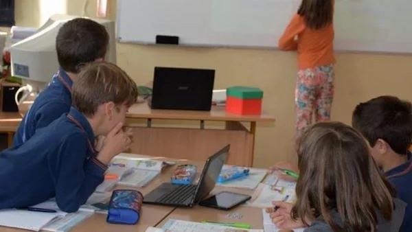 Ученици изследват Kосмоса с очила за виртуална реалност в Пловдив