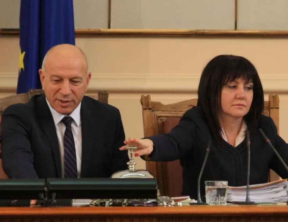 Обявиха в парламента оставките на Манолова и депутат от БСП