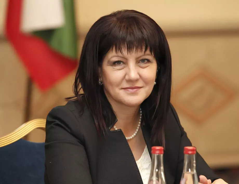 Караянчева за проблема с журналистите в парламента: Депутатите да си вдигат телефоните