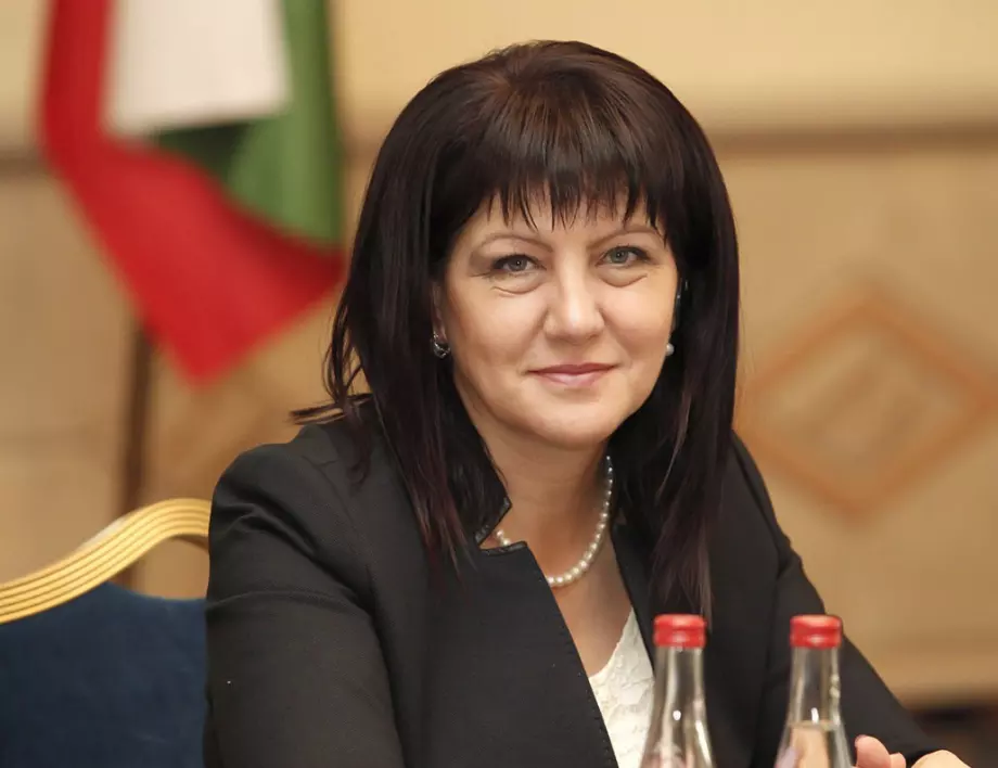 Караянчева: Бъдещите депутати да носят със себе си поуката от миналите грешки
