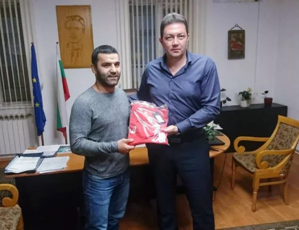 Подариха тениска на кмета на Петрич
