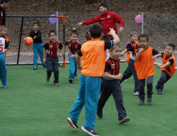 Детска градина в Мездра вече има футболно игрище