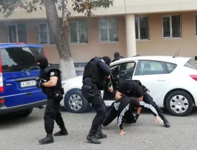 Полицаи от Бургас впечатлиха ученици с показна акция